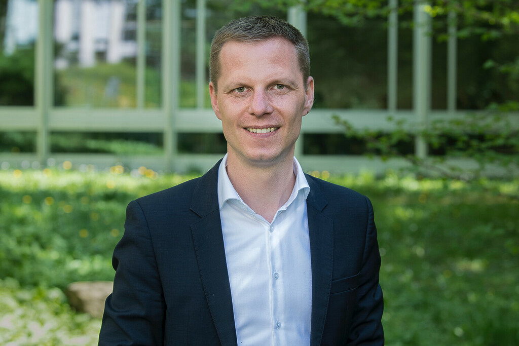 Prof. Dr. Kai Niebert forscht und lehrt als Nachhaltigkeitswissenschaftler an der Universität Zürich und ist Präsident des Deutschen Naturschutzrings (DNR). Er ist Mitglied des Rates für nachhaltige Entwicklung und wird als Mitglied der deutschen Delegation die Klimaverhandlungen in Dubai begleiten.