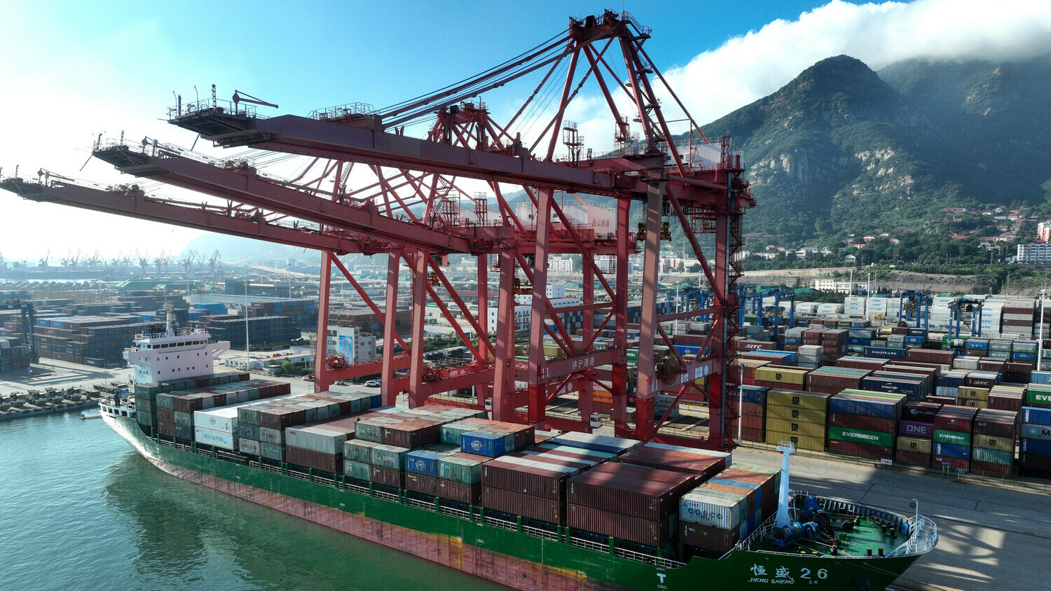 Die ersten 7 Monate des Handelswachstum Hafen LIANYUNGANG CHINA Luftaufnahme Fracht