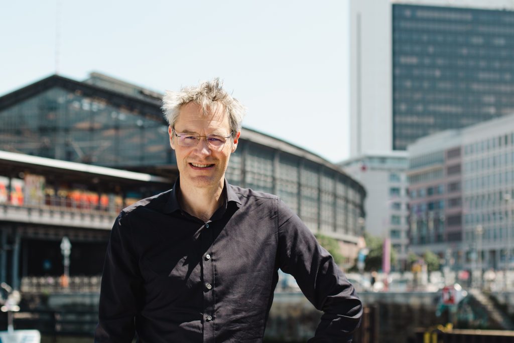 Christoph Bautz ist Diplom-Biologe und Politikwissenschaftler. Nach dem Studium baute er Attac-Deutschland mit auf und koordinierte die Öffentlichkeitsarbeit. Er gründete gemeinsam mit Felix Kolb die Bewegungsstiftung, die Kampagnen und Projekte sozialer Bewegungen fördert. 2004 initiierte er mit Günter Metzges und Felix Kolb Campact. Seitdem ist er geschäftsführender Vorstand. Christoph Bautz ist außerdem Mitglied im Stiftungsrat der 2019 gegründeten Demokratie-Stiftung Campact.
