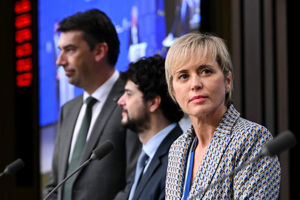 Verschiedene Perspektiven: Die Verhandler des Parlaments Dragos Tudorache (Renew) und Brando Benifei (S&D) und Carme Artigas, die Verhandlerin des Rates, bei der mitternächtlichen Pressekonferenz zur Einigung im AI Act.
