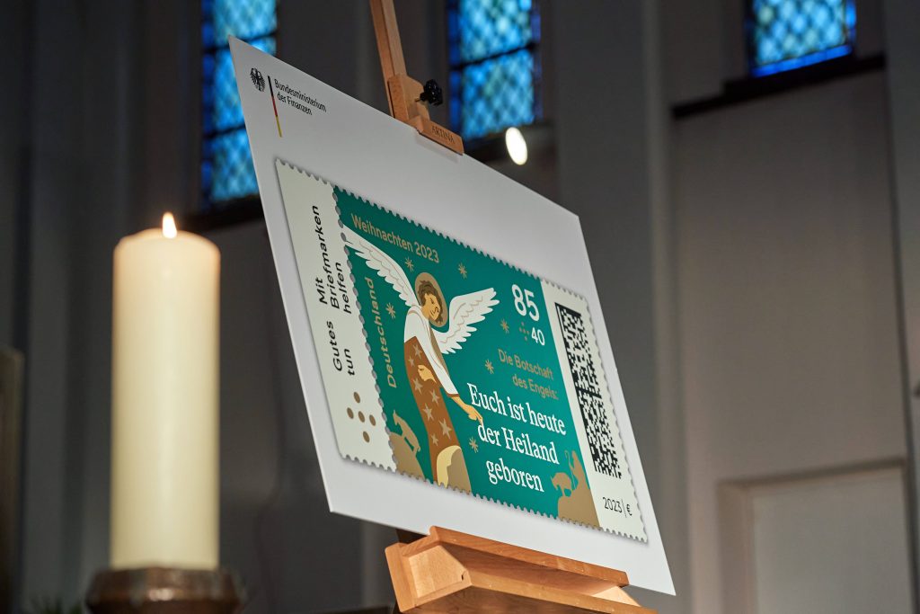 Die Sonderbriefmarke zu Weihnachten zeigt in diesem Jahr als Motiv den Engel, der die Botschaft von Jesu Geburt verkuendet: Euch ist heute der Heiland geboren . Die Marke wurde am Dienstag in Berlin vom Bundesfinanzministerium oeffentlich vorgestellt Foto vom 21.11.2023. Sie kostet 40 Cent mehr als das normale Briefporto von 85 Cent und ist seit Anfang November erhaeltlich.