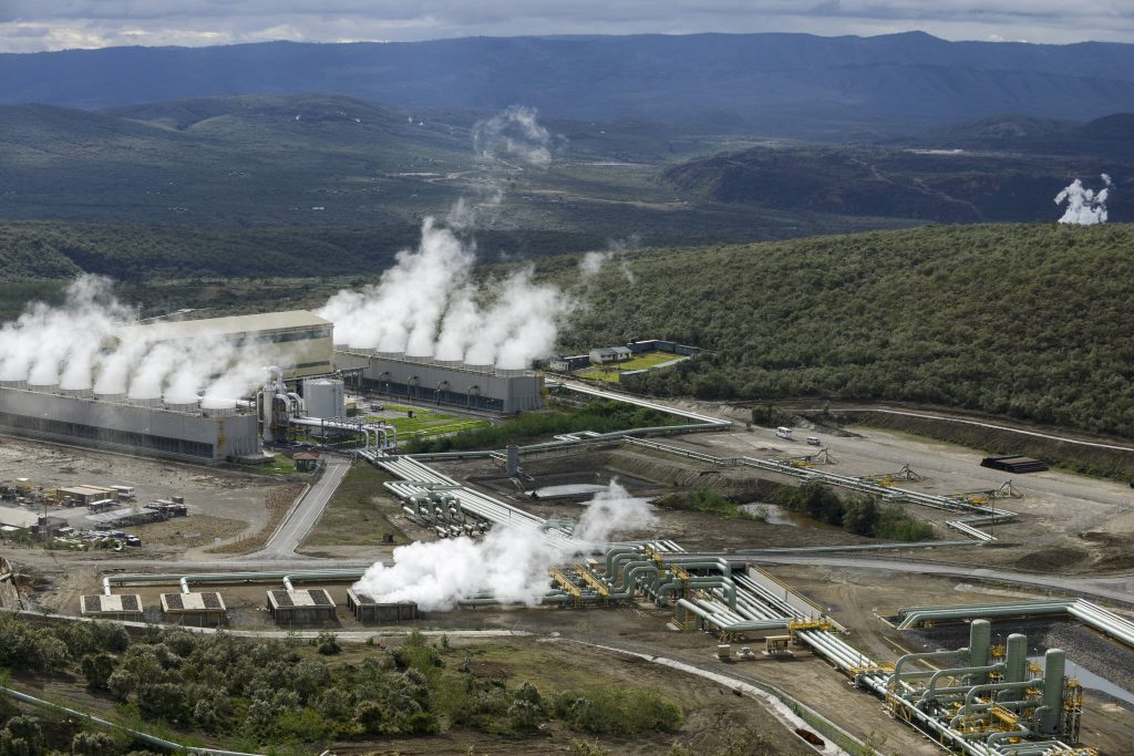 Das Erdwärmekraftwerk Olkaria IV in Naivasha (Kenia) gilt als vorbildlich. Oft fehlt es Ländern im Globalen Süden jedoch an Mitteln zur Finanzierung der Energiewende.