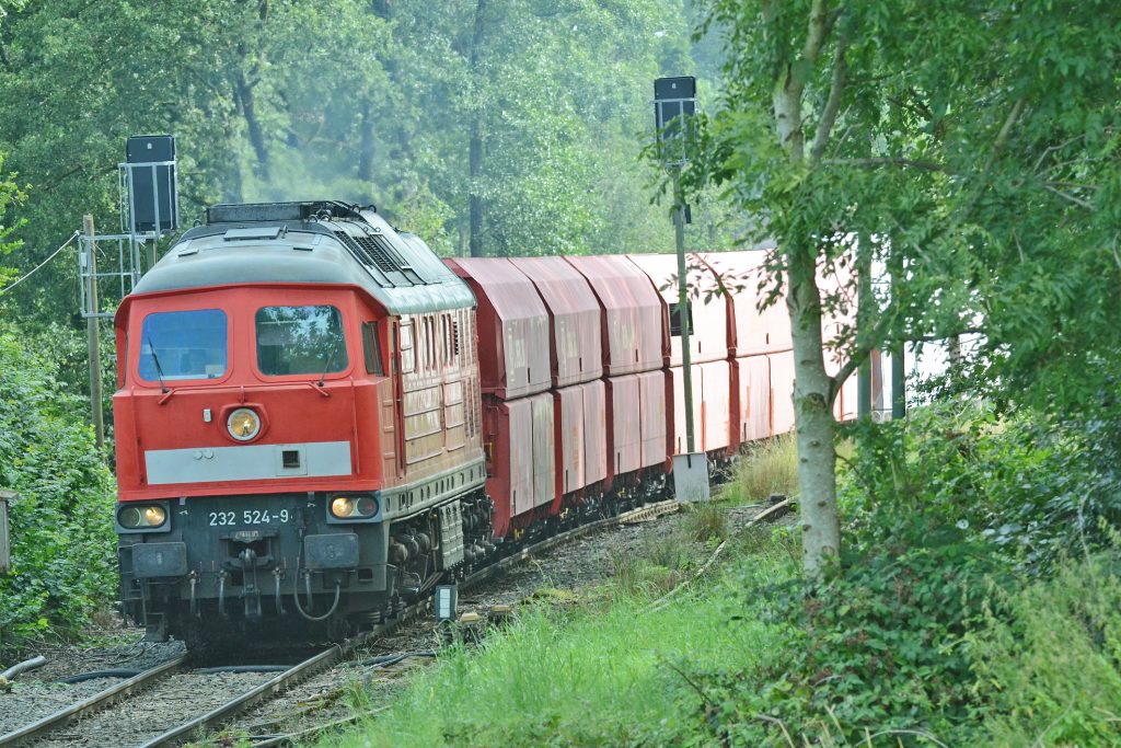 Ein Güterzug auf der Angertalbahn in Nordrhein-Westfalen: Auch hier kommt die Elektrifizierung nicht voran
