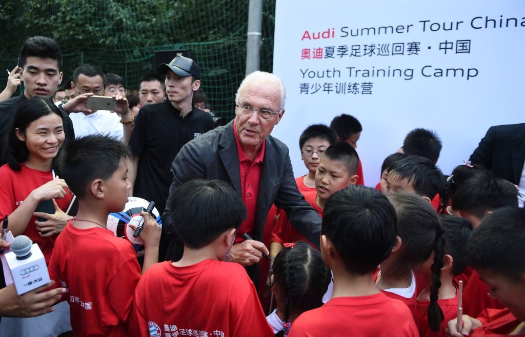 Franz Beckenbauer im Jahr 2015 auf einer Asienreise von Bayern München in Shanghai beim Jungendfußballtraining.