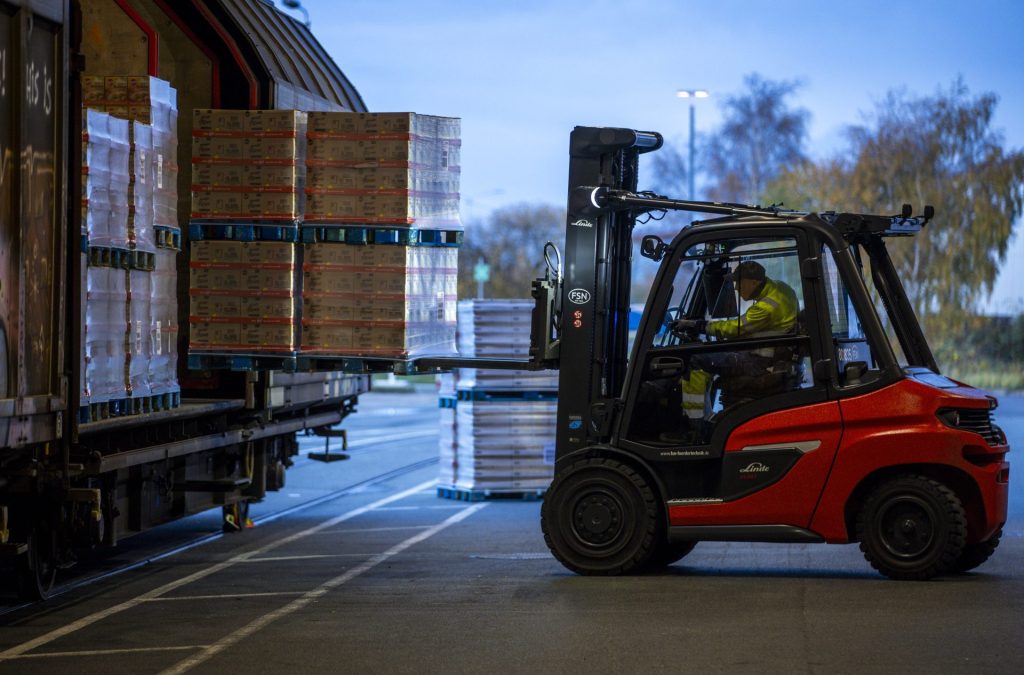 Paletten und Transportgut wird von Trailern des Logistikunternehmens DB Schenker auf dem Gelände des Logistikzentrums im Seehafen in Waggons umgeladen. Die Logistik-Tochter der Deutschen Bahn betreibt mehrere Logistikzentren in Mecklenburg-Vorpommern.