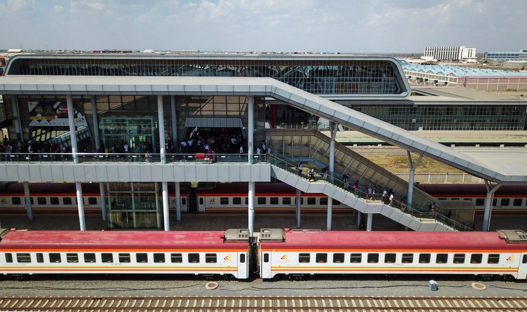 Diese Luftaufnahme vom 20. September 2023 zeigt Passagiere, die sich am Bahnhof Nairobi Terminus der von China gebauten Mombasa-Nairobi Standard Gauge Railway (SGR) in Nairobi, Kenia, auf den Einstieg in den Zug nach Mombasa vorbereiten. 2017 wurde die SGR, die von der China Road and Bridge Corporation gebaut und betrieben wird, offiziell für den Verkehr freigegeben. Sie ist die erste Eisenbahnstrecke, die seit der Unabhängigkeit Kenias gebaut wurde, und verbindet auf 480 km die Hauptstadt Nairobi mit der Hafenstadt Mombasa. Sie verkürzt die Reisezeit zwischen den beiden Städten um fünf Stunden und senkt die Gesamtlogistikkosten um etwa 40 Prozent.