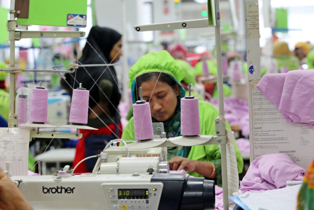 Arbeitskräfte in Bangladesch gehören zu den billigsten auf der Welt. Das hat dem Land eine vorteilhafte Position auf dem globalen Textilmarkt verschafft.