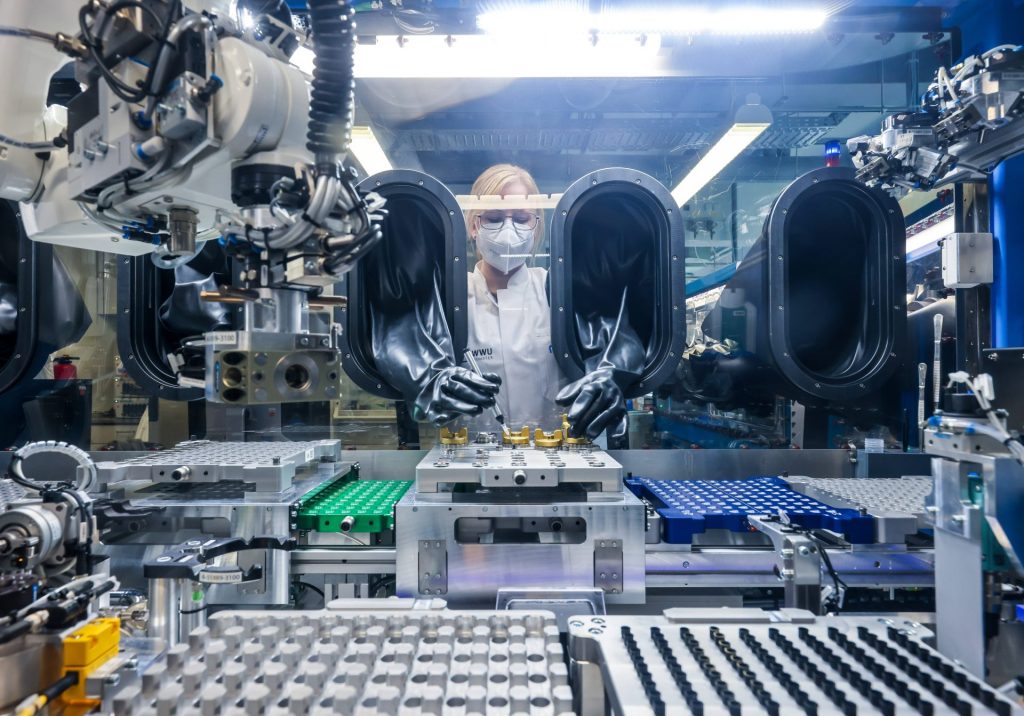 Im MEET Batterieforschungszentrum arbeitet eine Doktorandin im Reinraumlabor an der Weiterentwicklung elektrochemischer Energiespeicher, hier Lithium-Ionen-Akkumulatoren. 