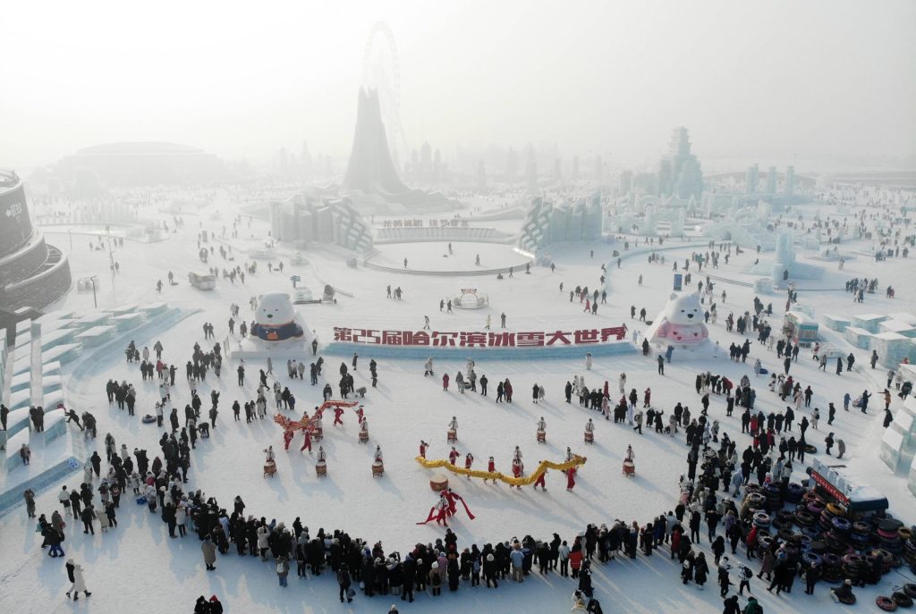 Luftaufnahme auf Drachentänze beim Eisfestival in Harbin