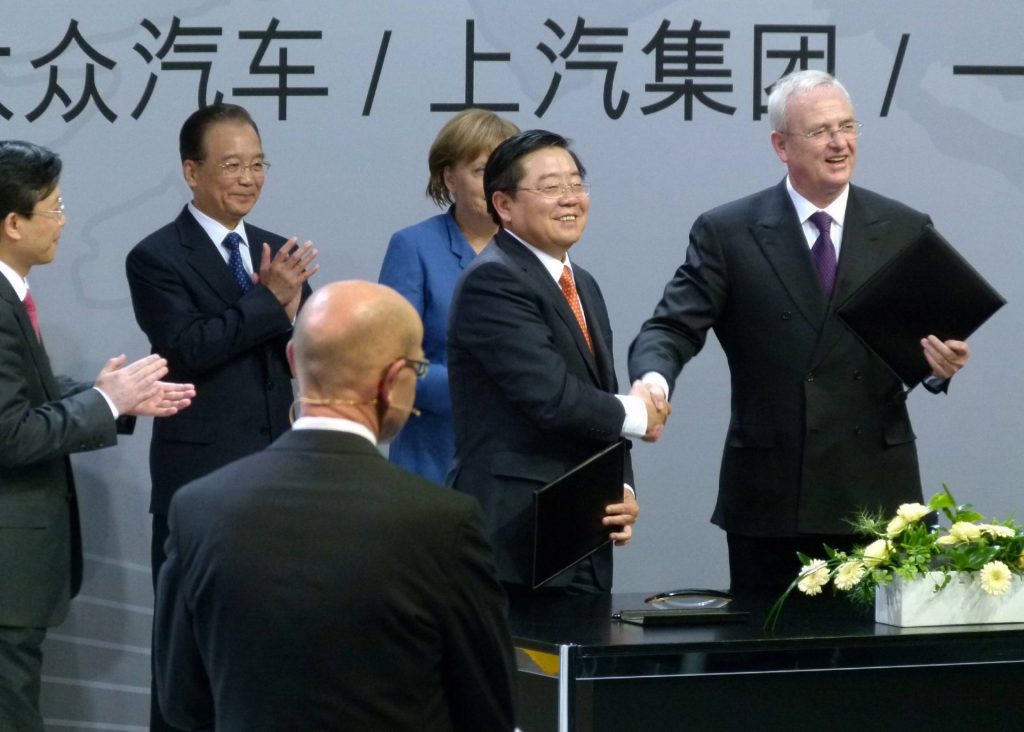 Ex-Volkswagen-Chef Martin Winterkorn und SAIC-Chef Mao Huanyuan bei der Vertragsunterzeichnung zum Bau der Fabrik in Urumqi 2014.
