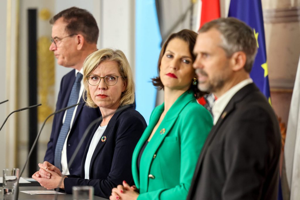 Gewessler und Edtstadtler sind zu sehen.
