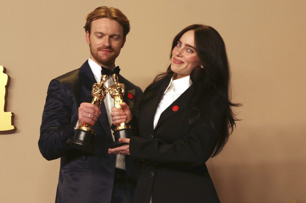 Billie Eilish und ihr Bruder Finneas haben für in der Kategorie "bester Song" den Oscar in Barbie gewonnen.
