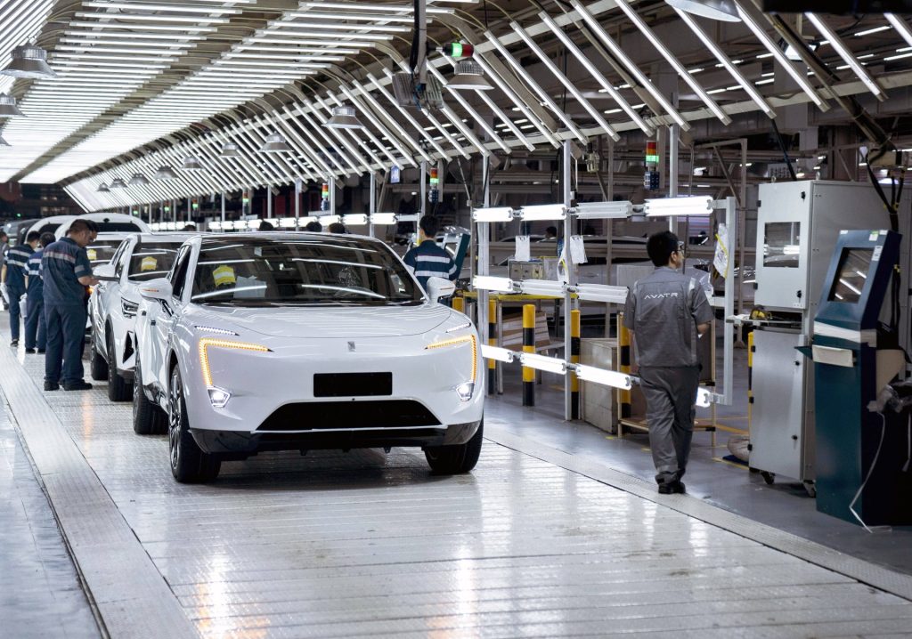 weiße Elektroautos stehen an einer Produktionslinie bei Changan Auto in Chongqing