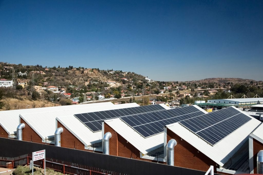 Solarmodule auf einem Lagerhaus in Johannesburg