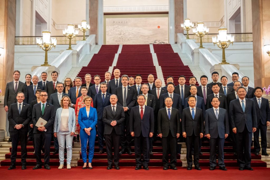 Die Delegation von Bundeskanzler Scholz mit Chinas Ministerpräsident Li Qiang und drei Bundesministern und ihren chinesischen Counterparts steht auf einer Treppe zum Porträt.