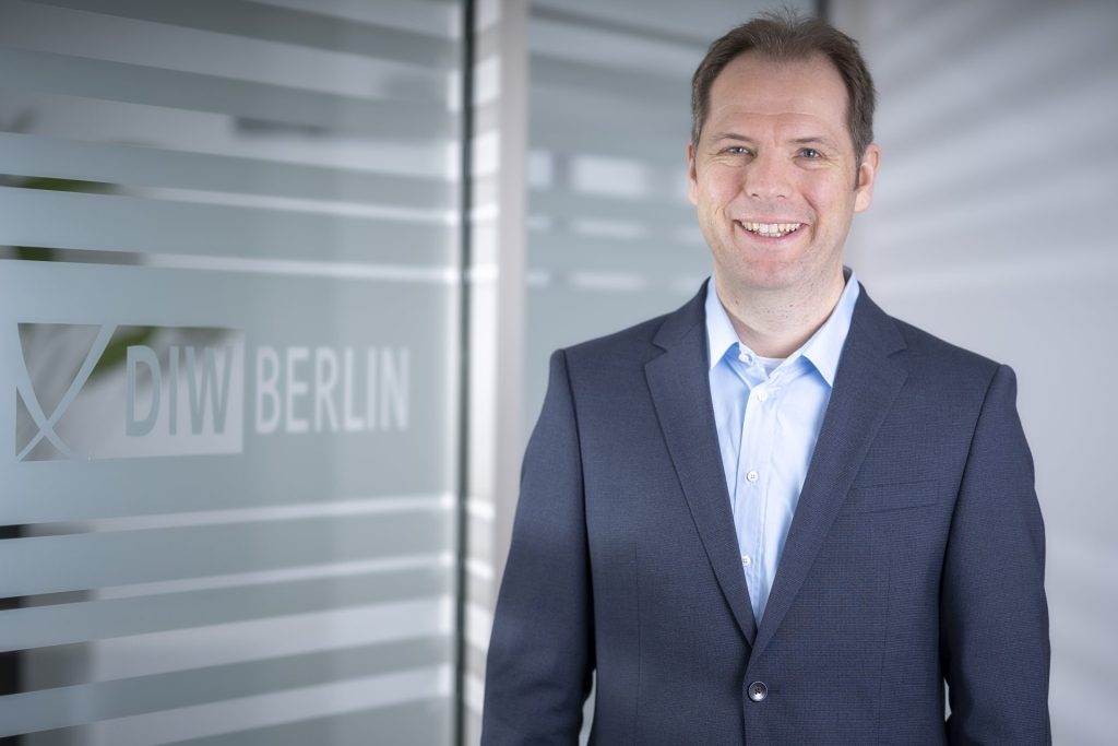 Hannes Ullrich ist stellvertretender Leiter der Abteilung Unternehmen und Märkte im Deutschen Institut für Wirtschaftsforschung (DIW Berlin). Er leitet ein Forschungsprojekt zu künstlicher Intelligenz im Gesundheitsbereich, das durch das Förderprogramm des Europäischen Forschungsrats für Spitzenforschung finanziert wird.