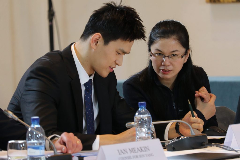 Schwimm-Olympiasieger Sun Yang (li.) bei seiner Anhörung 2019 vor dem Internationalen Sportgerichtshof, das seine vierjährige Dopingsperre bestätigte.