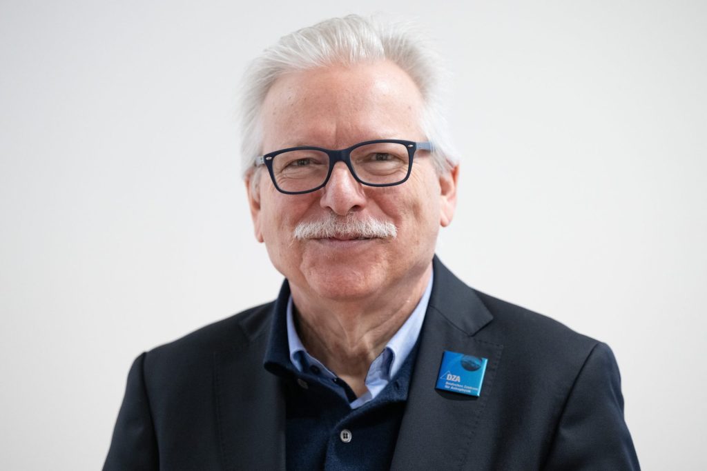 Porträtfoto von Günther Hasinger