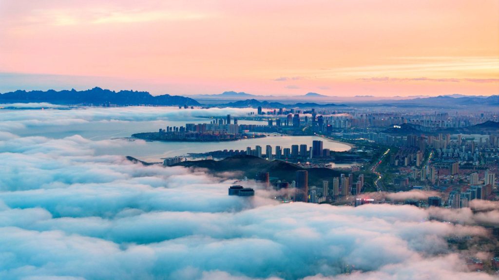 Sonnenuntergang über der Tangdao und der Lingshan Bay in Qingdao, Shandong 