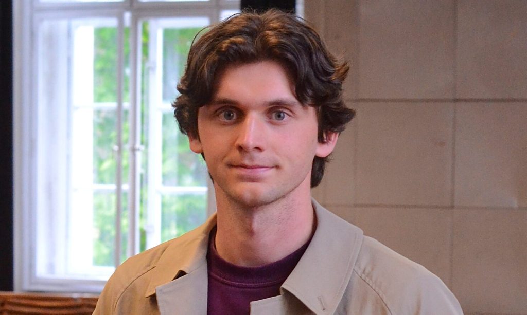 Porträtfoto von Luís Tiago Sartingen. Er studiert Rechtswissenschaften an der Humboldt-Universität Berlin und ist Vorstand für inhaltliche Koordination des Bundesverbands rechtswissenschaftlicher Fachschaften (BRF).