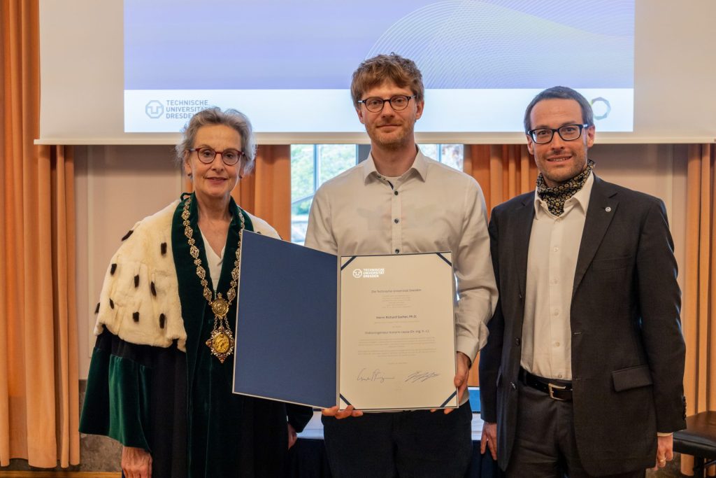 Richard Socher mit Ursula Staudinger (li.), Rektorin der TU Dresden und Ivo F. Sbalzarini (re.), Dekan der Fakultät Informatik, bei der Verleihung der Ehrendoktorwürde.