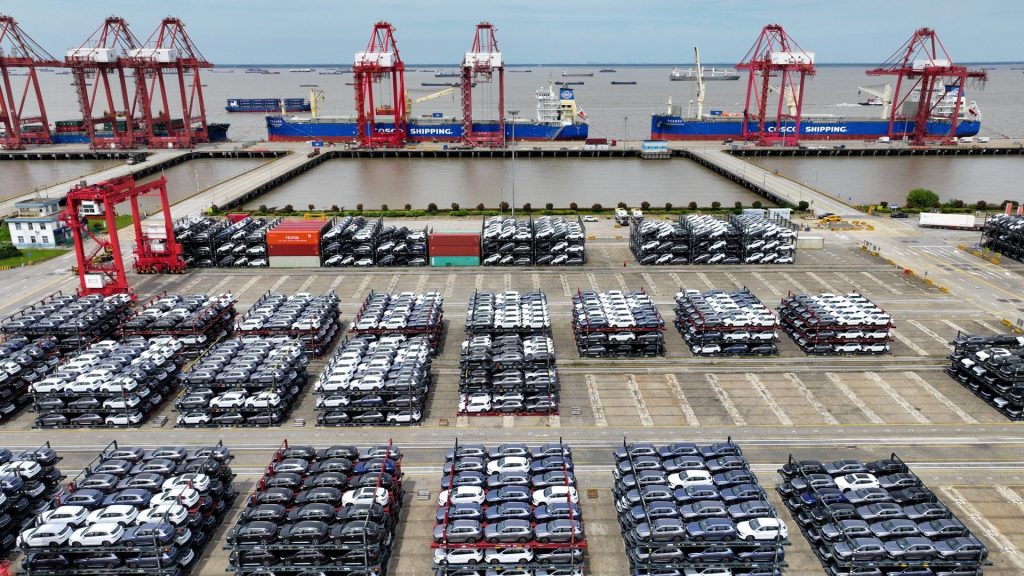 Elektroautos warten am Kai des Taicang Port International Container Terminal in Suzhou auf die Verladung zum Export