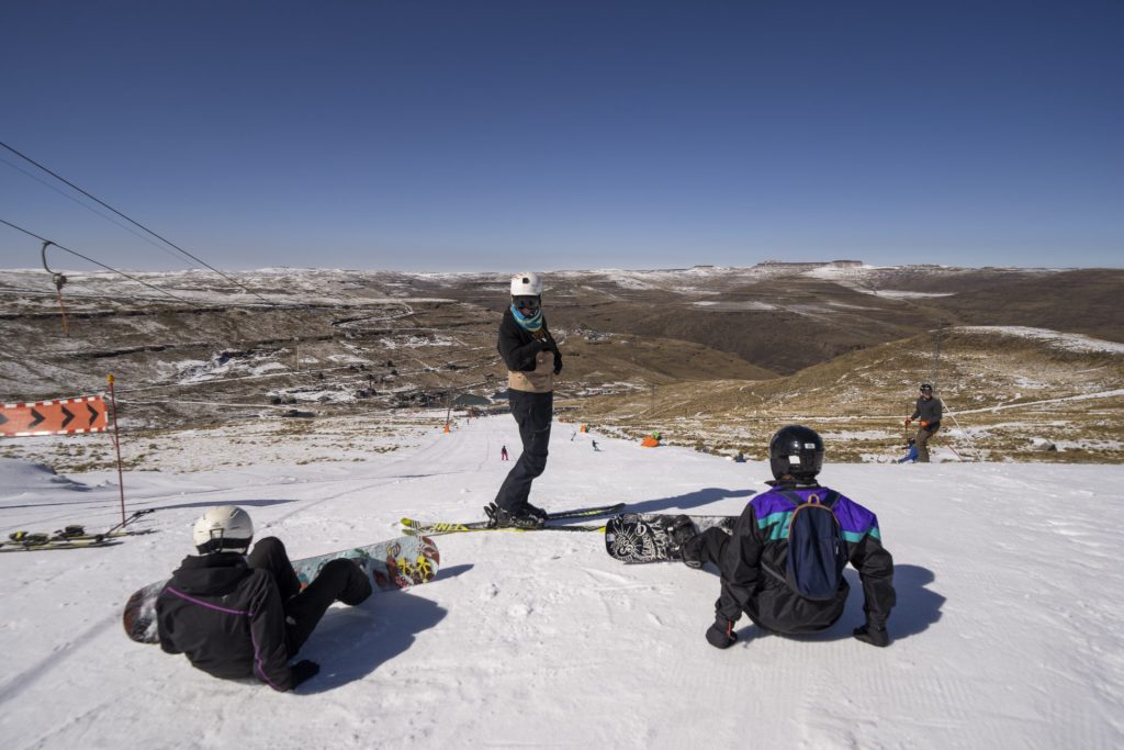 Snowboarder und Skifahrer in Lesotho.