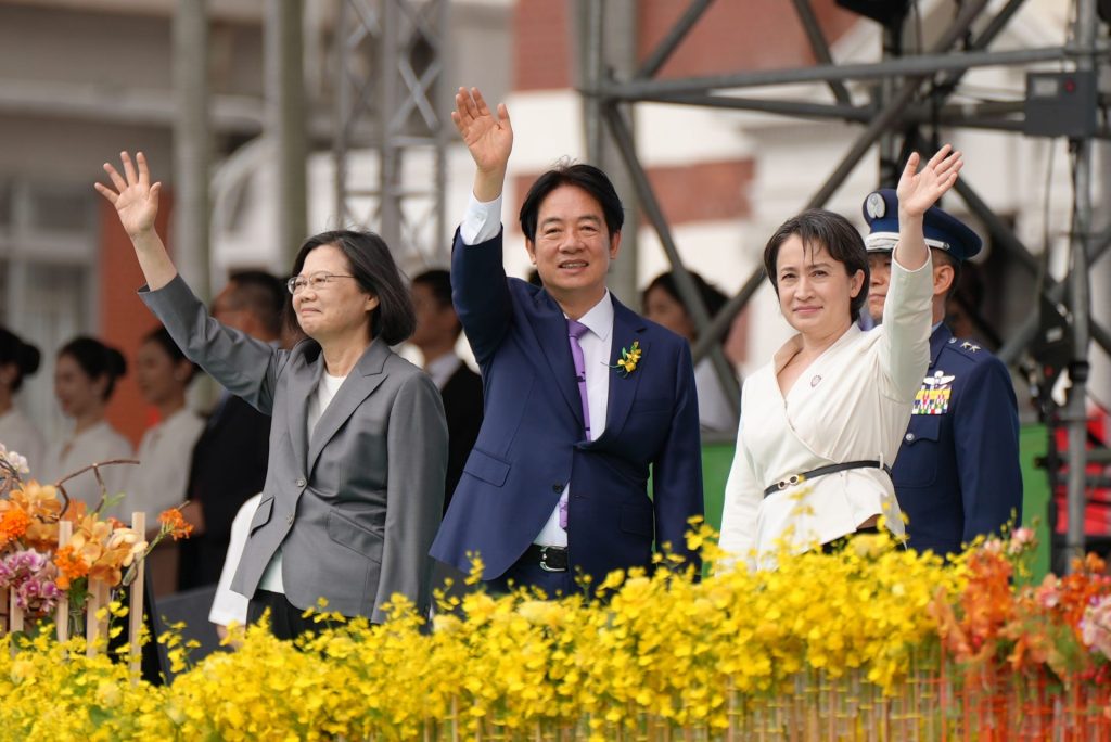 Präsident Lai Ching-te (mitte) bei seiner Amtseinführung. Er tritt die Nachfolge von Tsai Ing-wen (li.) an, die acht Jahre regiert hatte. Die ehemalige Repräsentantin Taiwans in den USA, Hsiao Bi-khim (re.), ist neue Vizepräsidentin.