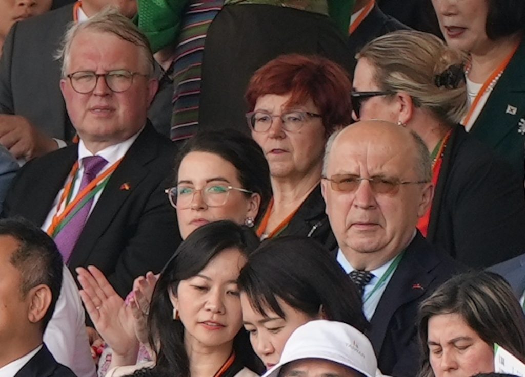 Bei der Amtseinführung Lai Ching-tes im Publikum: die Abgeordneten Frank Schäffler (FDP/2. Reihe, 2. v.l.) , Ingeborg Gräßle (CDU) (3. v.l.) und Katrin Budde (2. v.r.. - im Profil mit Sonnenbrille).