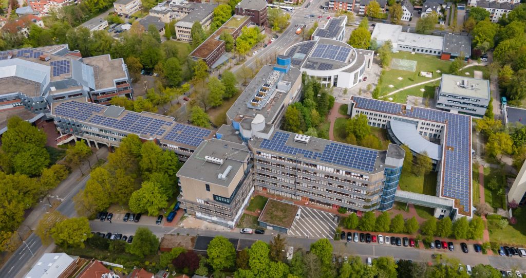 Blick auf die Dächer der Universität Oldenburg. Dort sind bereits auf circa 80% der dafür geeigneten Dachflächen sind PV-Anlagen installiert.