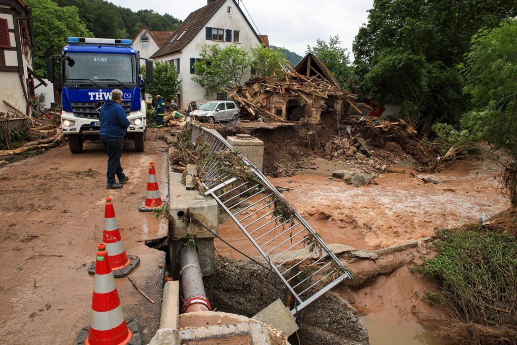 In weiten Teilen Bayerns nimmt der Regen seit Tagen kein Ende. Flüsse und Bäche treten über die Ufer, Wassermassen fluten Keller und die Hochwasserpegel steigen weiter an. Einsatzkräfte sind im Dauereinsatz. Foto: Unterer Wöhrd. Hochwasser in der Weltkulturerbe-Stadt Regensburg, Bayern. In Regensburg erreicht die Donau einen Pegel von sechs Metern. Damit gilt die Hochwasser-Meldestufe vier. Am Vormittag wurde der Katastrophenfall ausgerufen. *** In large parts of Bavaria, the rain has not stopped for days Rivers and streams overflow their banks, masses of water flood cellars and flood levels continue to rise Emergency services are in constant operation Photo Unterer Wöhrd Floods in the World Heritage city of Regensburg, Bavaria In Reg