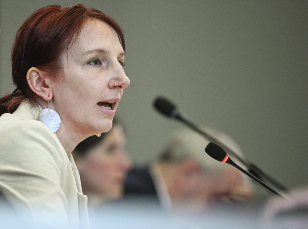 Geraldine Rauch, Präsidentin der Technischen Universität Berlin, spricht bei der regulären Sitzung des Erweiterten Akademischen Senats. Es geht um eine mögliche Abwahl der TU-Präsidentin. Nach dem Liken umstrittener Posts im Z