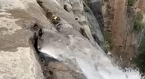 Der Yuntai-Wassserfall, von einem Rohr gespeist