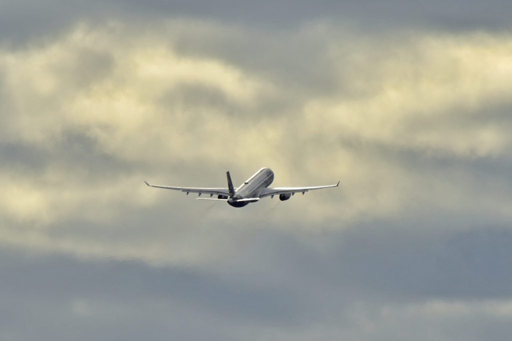 Symbolbild Luftfahrt / Luftverkehr Im Bild ein startender Airbus der Lufthansa am Frankfurter Flughafen Fraport.