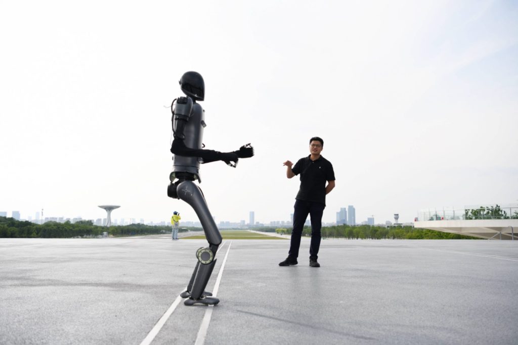 Chefentwicklicker Ji Chao von der KI-Firma Iflytek in Hefei präsentiert einen seiner Prototypen.