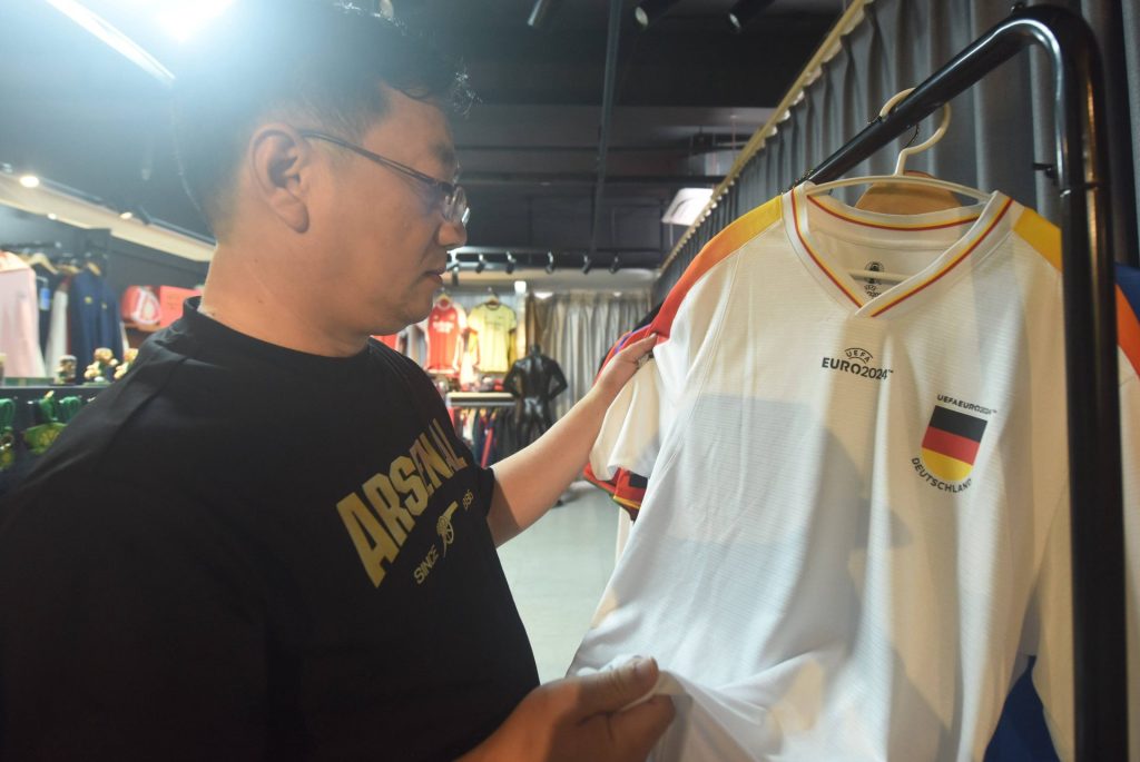 A Euro 2024 Themed Pop-up Shop in Hangzhou Customers are buying German national team, Nationalteam T-shirts at a Euro 2024 themed pop-up store in Hangzhou, China, on June 13, 2024. Hangzhou Zhejiang China