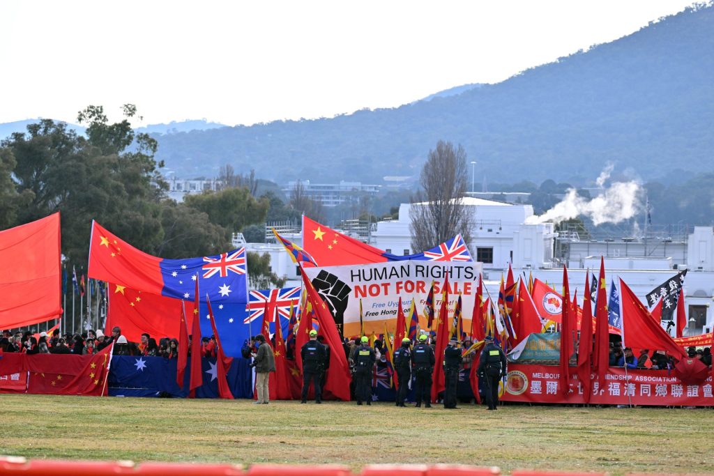 Menschenrechtsaktivisten werden beim Besuch von Li Qiang in Australien von staatlich organisierten Unterstützern der Kommunistischen Partei eingekeilt.