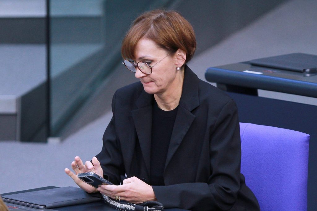 175. Bundestagssitzung: Bettina Stark-Watzinger, FDP, schaut auf ihr Smartphone