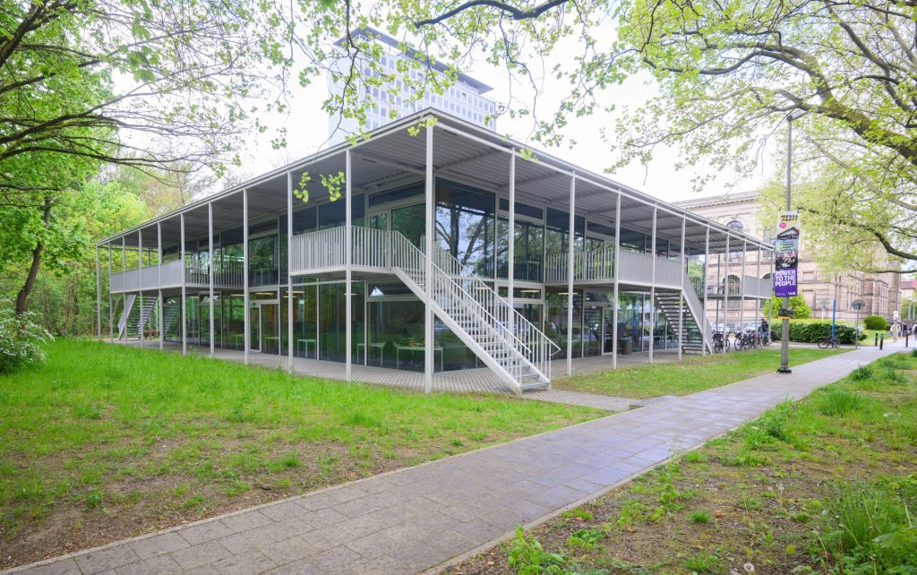 Das Studierendenhaus der Technischen Universität Braunschweig. Zweigeschossiges Gebäude mit filigraner und transparenter Architektur