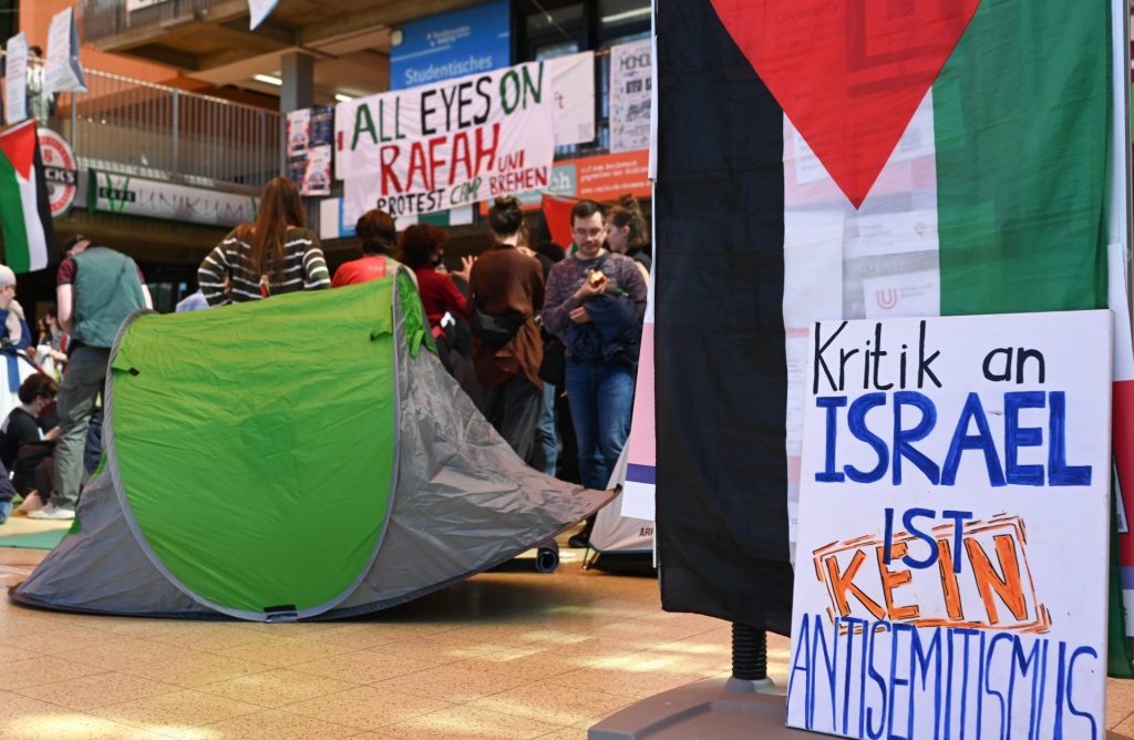 «Kritik an Israel ist kein Antisemitismus» steht auf einen Protestschild, während propalästinensische Aktivisten in einem Gebäude der Universität Bremen ein Protestcamp errichtet haben. Rund 25 bis 30 Menschen seien zu einer unangemeldeten Kundgebung zusammengekommen, sagte ein Polizeisprecher am Mittwoch. Aufnahmedatum 08.05.2024