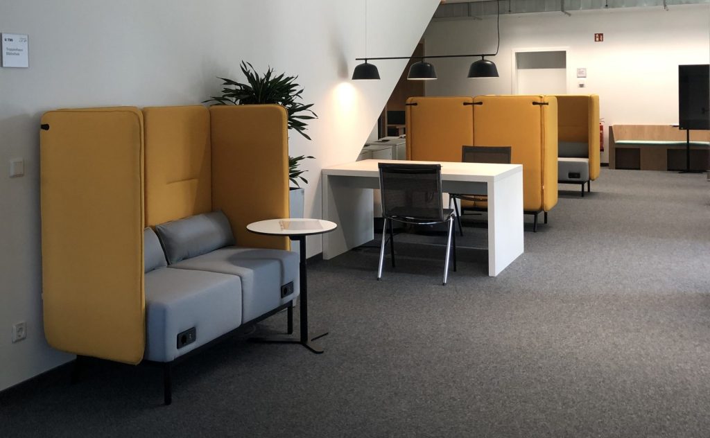 Ein rund um die Uhr geöffneter Arbeitsbereich für Studierende in einem Neubau der Universität Witten/Herdecke mit Sitznischen, Lademöglichkeiten und Trennwänden.