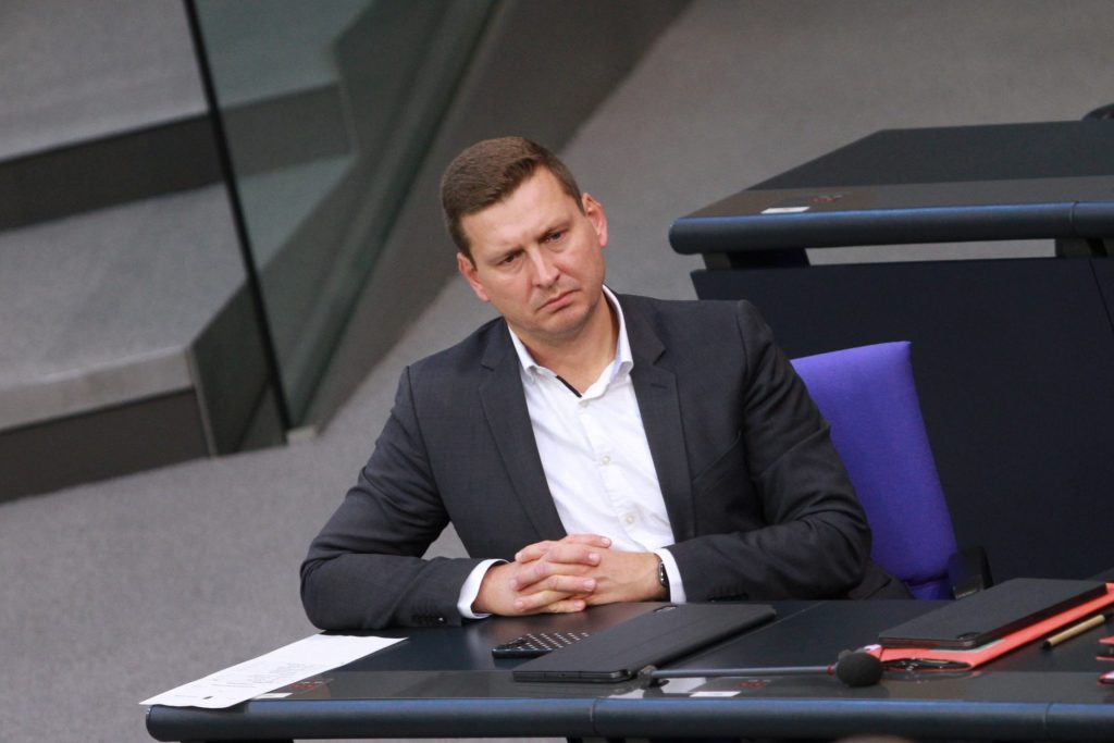 Mario Brandenburg, FDP, Parlamentarischer Staatssekretär bei der Bundesministerin für Bildung und Forschung, sitzt auf der Regierungsbank