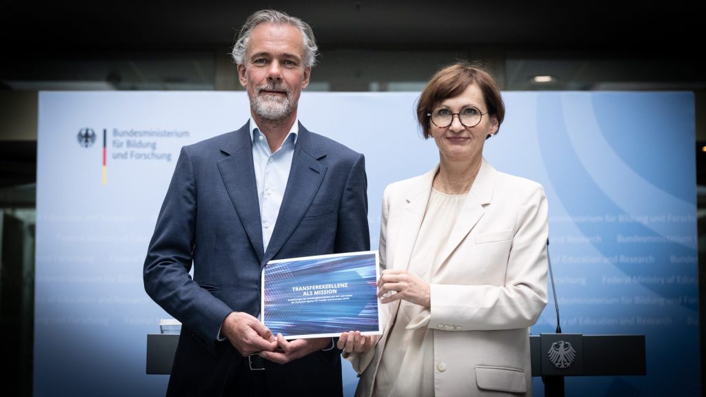 Stefan Groß-Selbeck, Vorsitzender der Dati-Gründungskommission, übergibt die Empfehlungen an Forschungsministerin Bettina Stark-Watzinger.