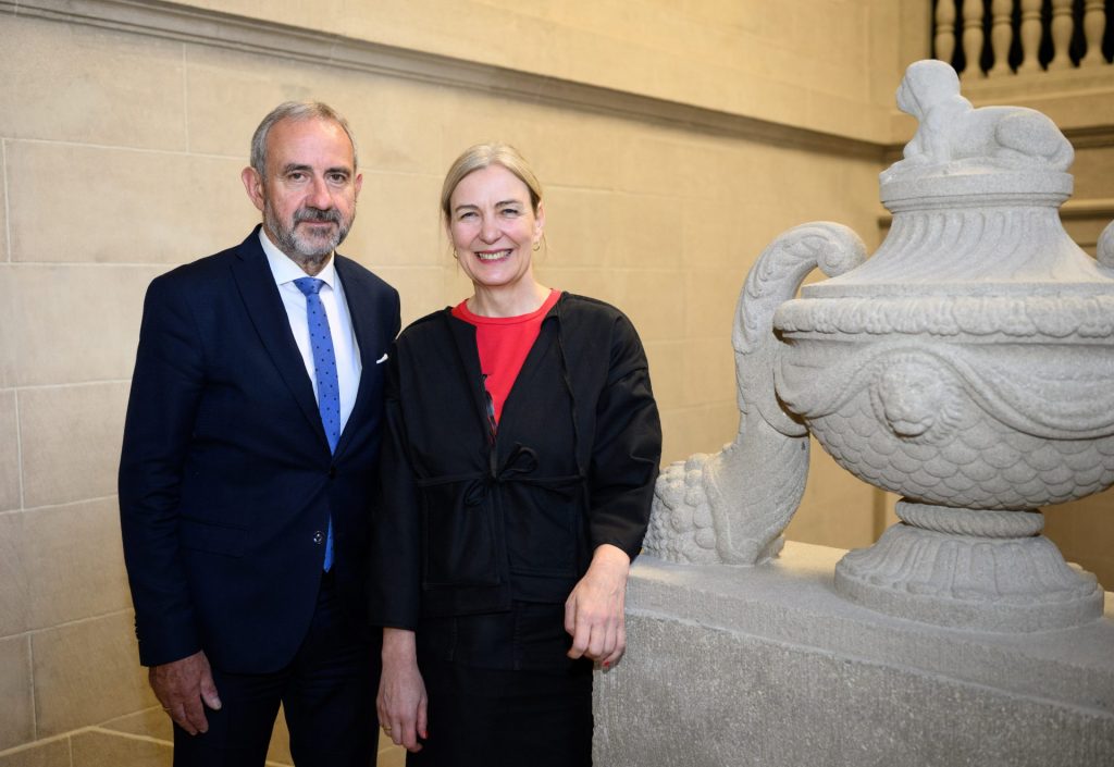 Marion Ackermann, Generaldirektorin der Staatlichen Kunstsammlungen Dresden und zukünftige SPK-Präsidentin, steht zusammen mit ihrem Amtsvorgänger, Hermann Parzinger, Präsident der Stiftung Preußischer Kulturbesitz, nach der Pressekonferenz zur Neubesetzung der Präsidentschaft der Stiftung Preußischer Kulturbesitz (SPK) in der Staatsbibliothek. Der bisherige SPK-Präsident Parzinger wird Ende Mai 2025 in den Ruhestand gehen.