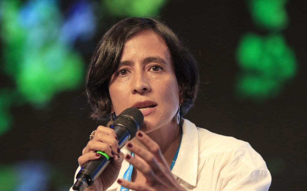 Susana Muhamad, die kolumbianische Umweltministerin, im Porträt. Sie spricht in ein Mikrofon