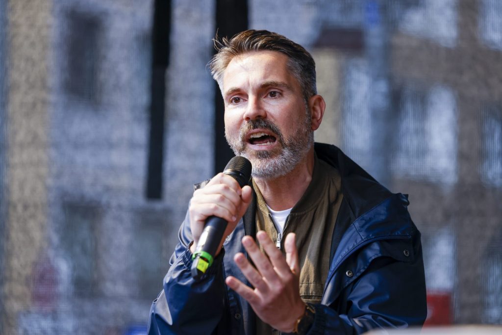 Fabio De Masi (BSW), Spitzenkandidat von Bündnis Sahra Wagenknecht zur Europawahl, spricht bei einer Wahlkampfveranstaltung zur Europawahl auf dem Chlodwigplatz.