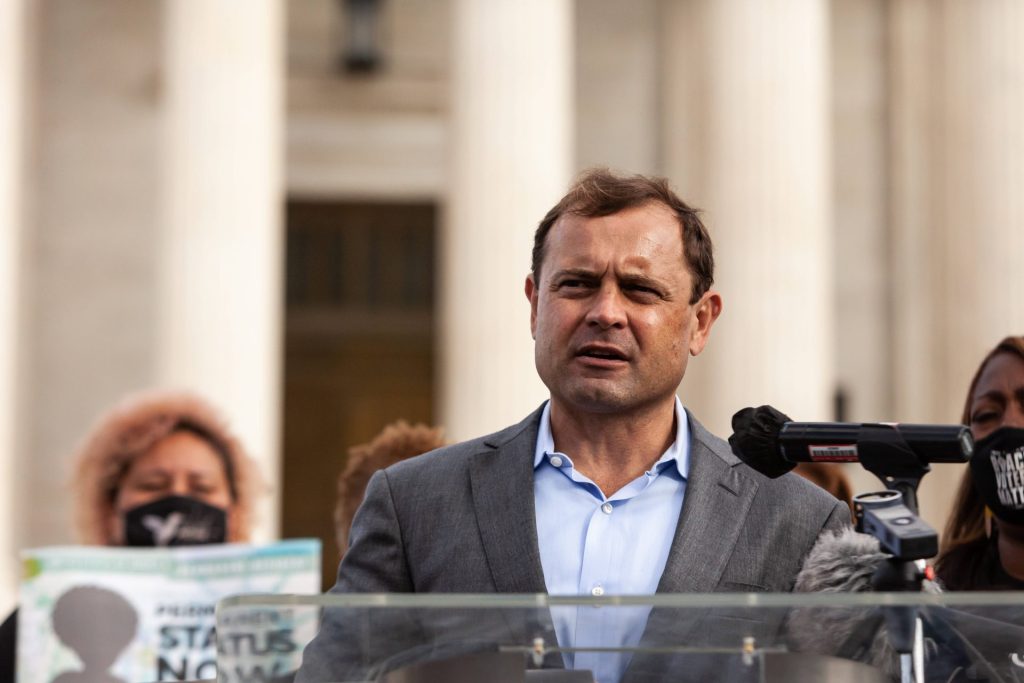 Tom Periello bei einer Rede vor dem Obersten Gerichtshof 2021 in Washington.