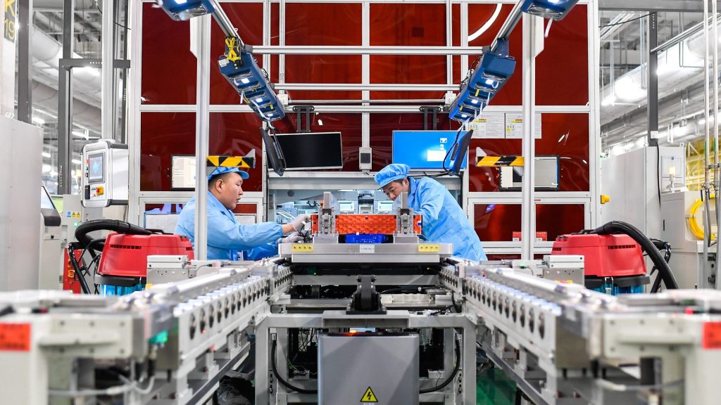 Zwei Mitarbeiter in einem modernen Batteriewerk in Changchun