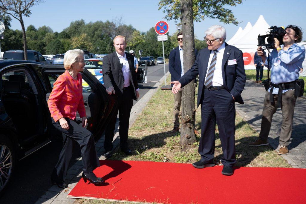 Ursula von der Leyen (CDU, l), EU-Kommissionspräsidentin, wird anlässlich eines symbolischen Spatenstichs auf dem künftigen Gelände einer Chipfabrik unter der Bezeichnung European Semiconductor Manufacturing Company (ESMC) von C.C. Wei (2.v.r), TSMC-Konzernchef, begrüßt. Die Produktion in der neuen Chipfabrik des taiwanesischen Chipherstellers TSMC soll 2027 beginnen.