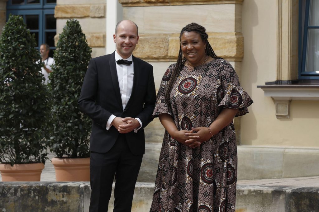 Thüringens Migrationsministerin Doreen Denstädt und Tim Pargent, stellvertretender Fraktionsvorsitzender der Grünen im bayerischen Landtag, bei den Bayreuther Festspielen.
